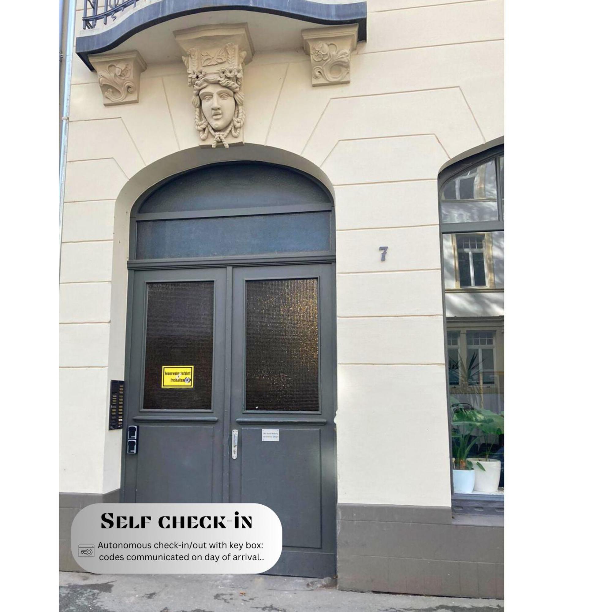 Modern Elegance In Historical City Center Трир Екстериор снимка